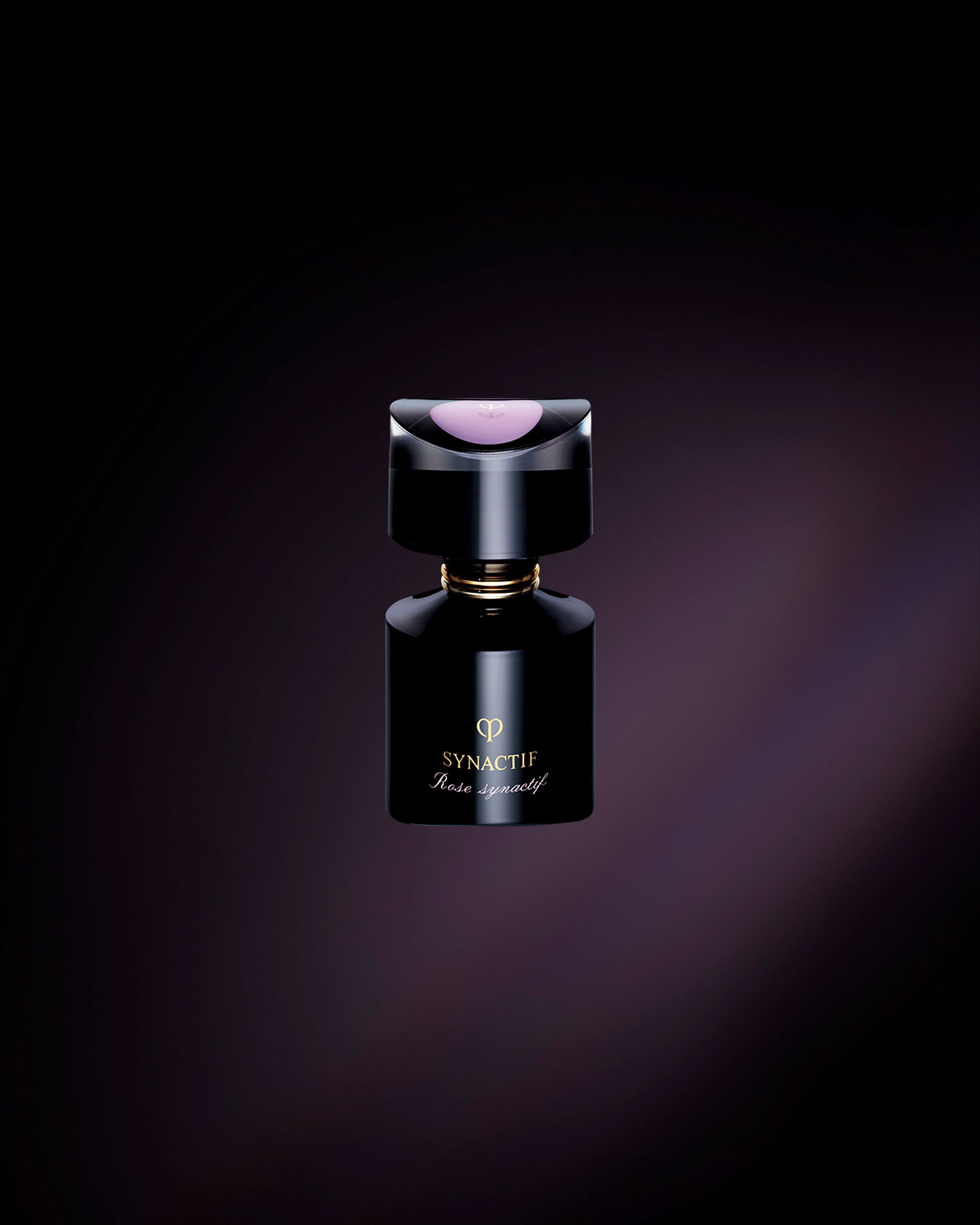 Photo of the Cl&eacute; de Peau Beaut&eacute; SYNACTIF EAU DE PARFUM, ROSE SYNACTIF. The fragrance is housed in a lustrous, jet-black bottle featuring the 'SYNACTIF' logo. The top of the cap is adorned with the brand logo, revealing a lavender color.