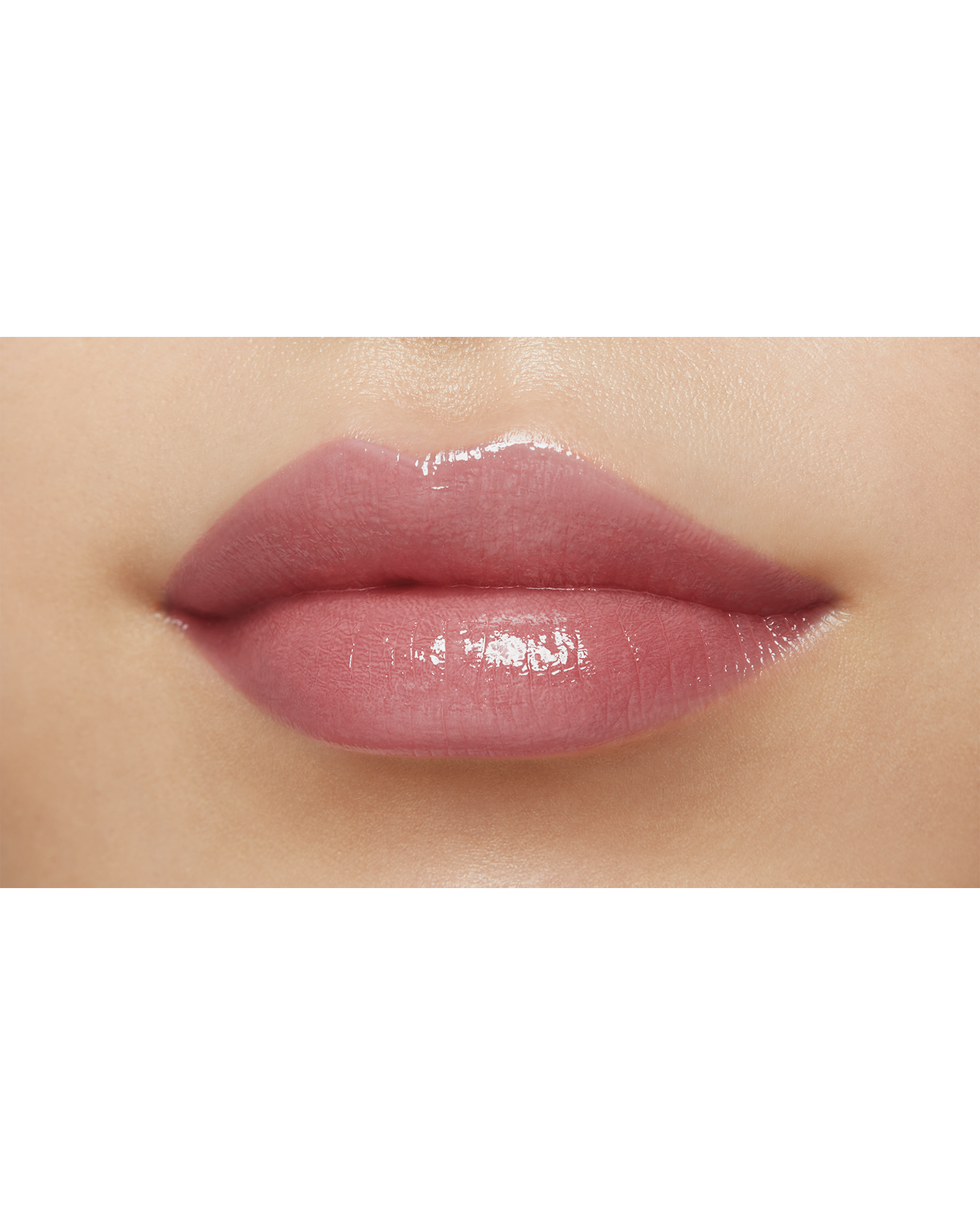 Photo of a medium skin tone model  wearing "LIPSTICK SHINE" in Influential on the lips.