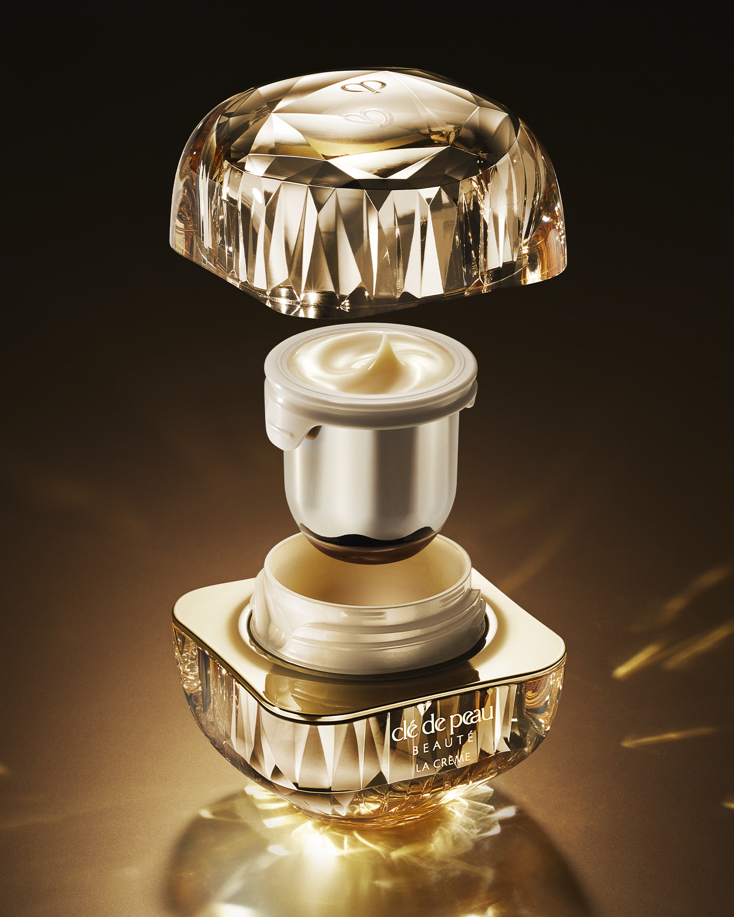 Photo showing the refillable structure of "LA CR&Egrave;ME". The outer jar, refill container, and inner lid are displayed separately.