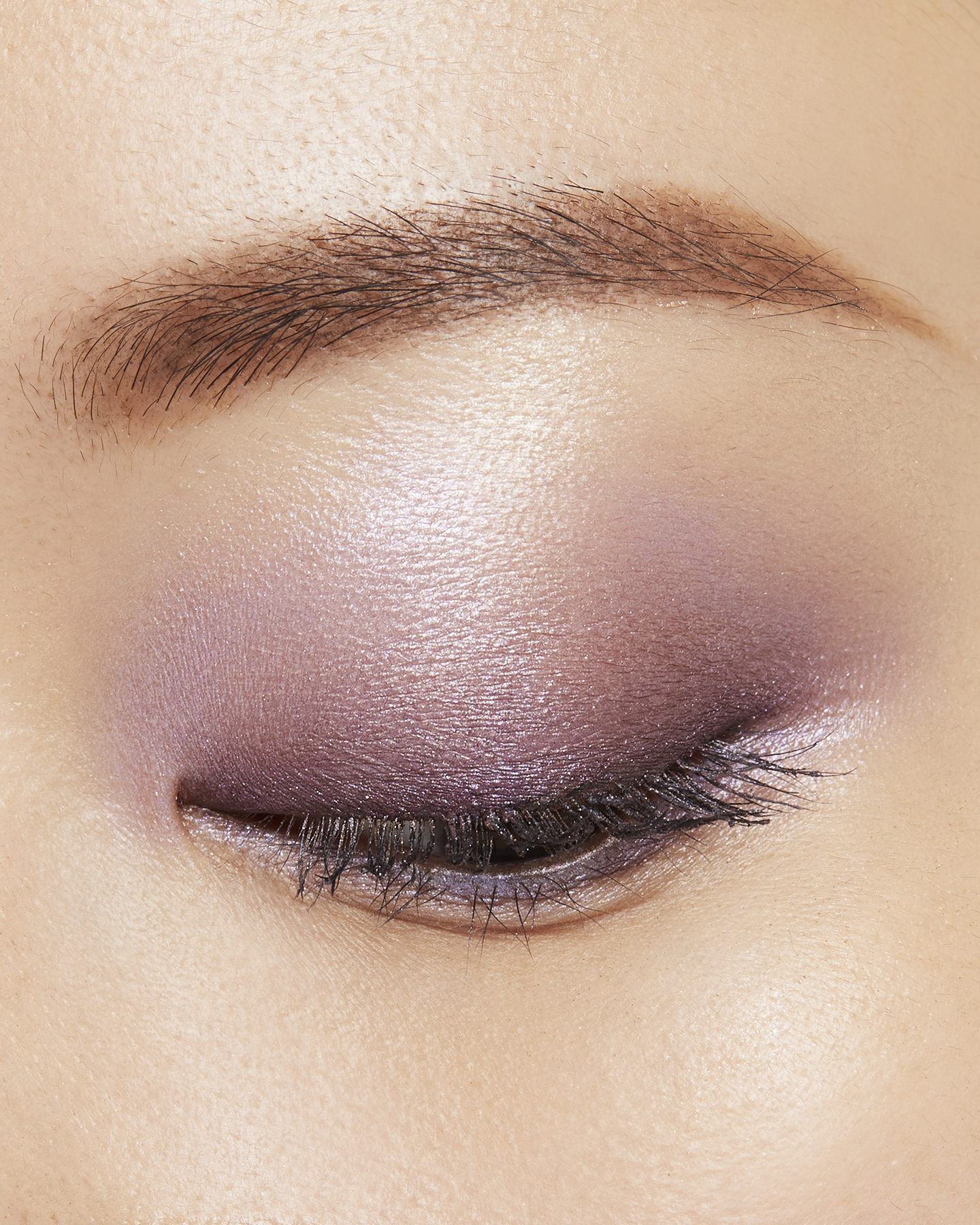 Photo of a medium skin tone model wearing EYE COLOR QUAD in 13-Sunwarmed Stonest on the eyes.