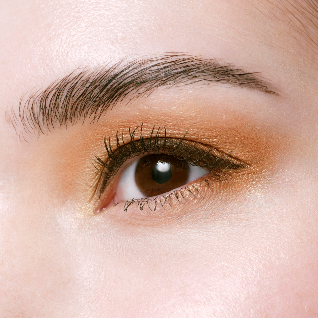 Photo of the 26 AW Holiday Collection limited-edition EYE COLOR QUAD on a fair-skinned model. A close-up shot focuses on her eye, displaying the applied eyeshadow gradient on her eyelid and upper brow bone area.