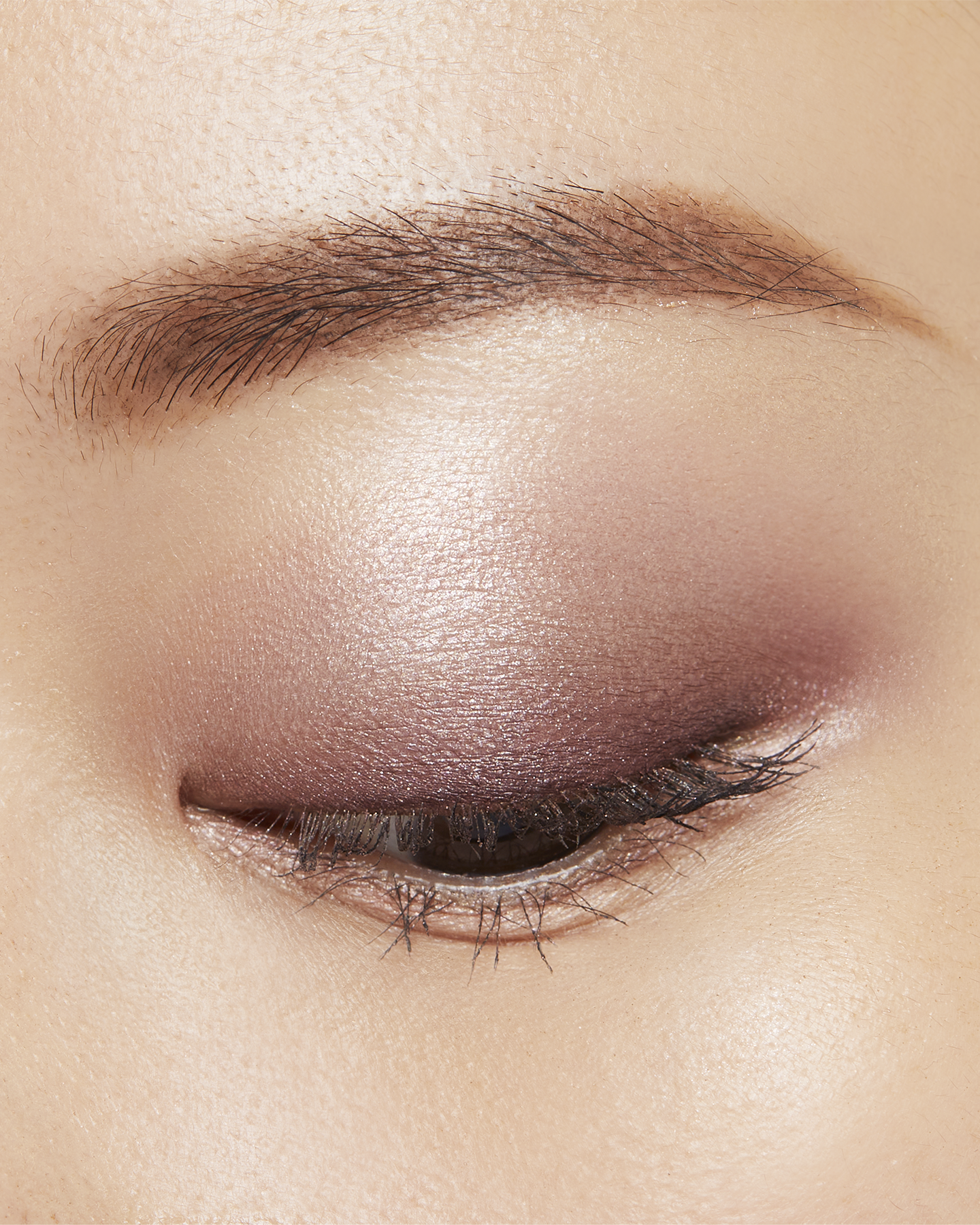 Photo of a medium skin tone model wearing EYE COLOR QUAD in 3-Sundried Driftwood on the eyes.