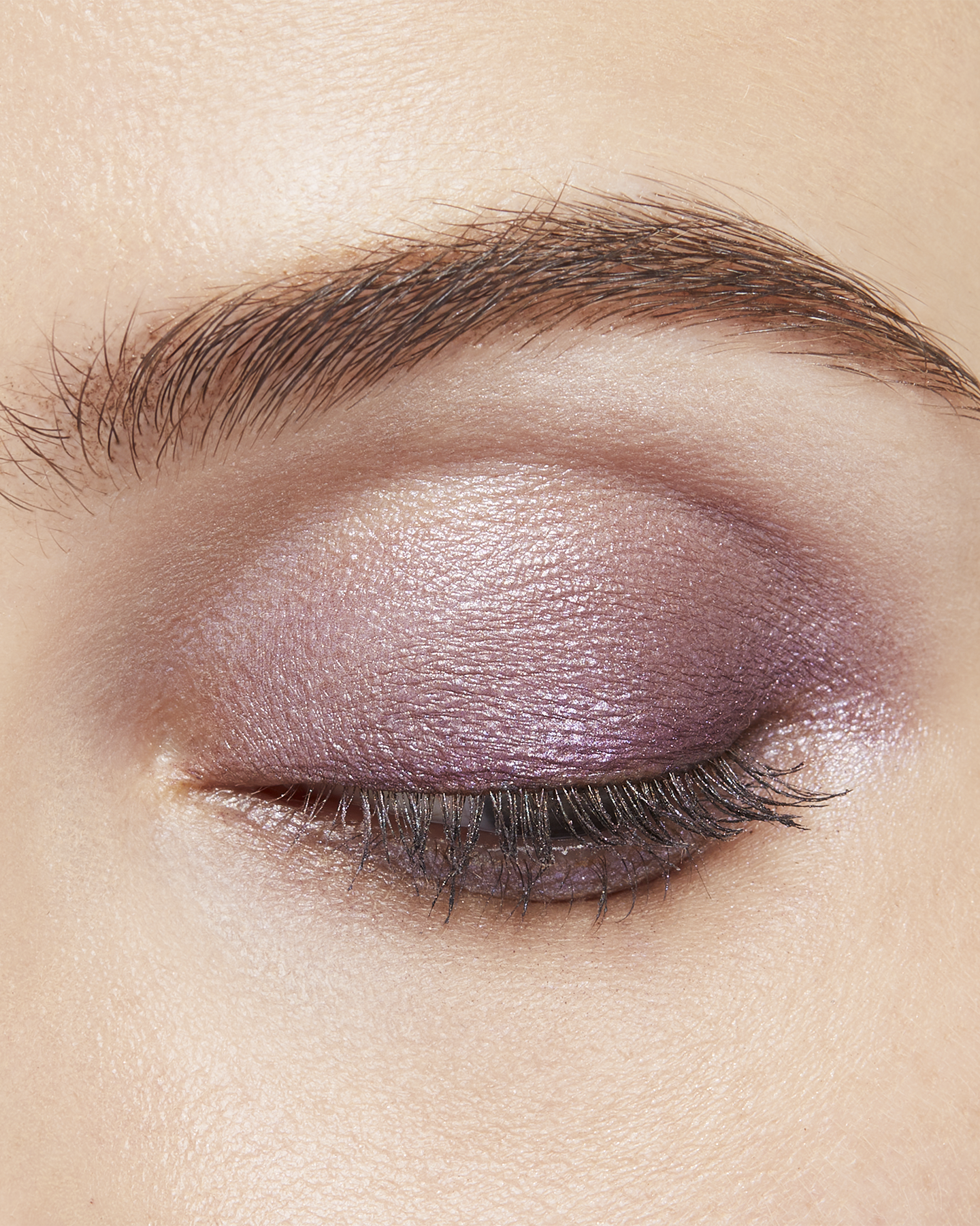 Photo of a light skin tone model wearing EYE COLOR QUAD in 13-Sunwarmed Stonest on the eyes.