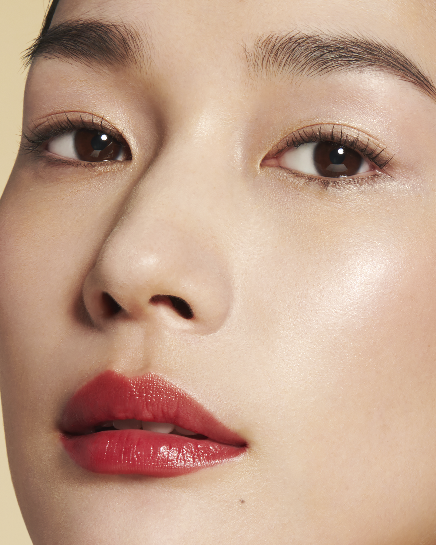 Photo of THE LUMINIZING FACE ENHANCER Shade: 17-Celestial Sparks applied to the cheeks of a model with medium skin tone.