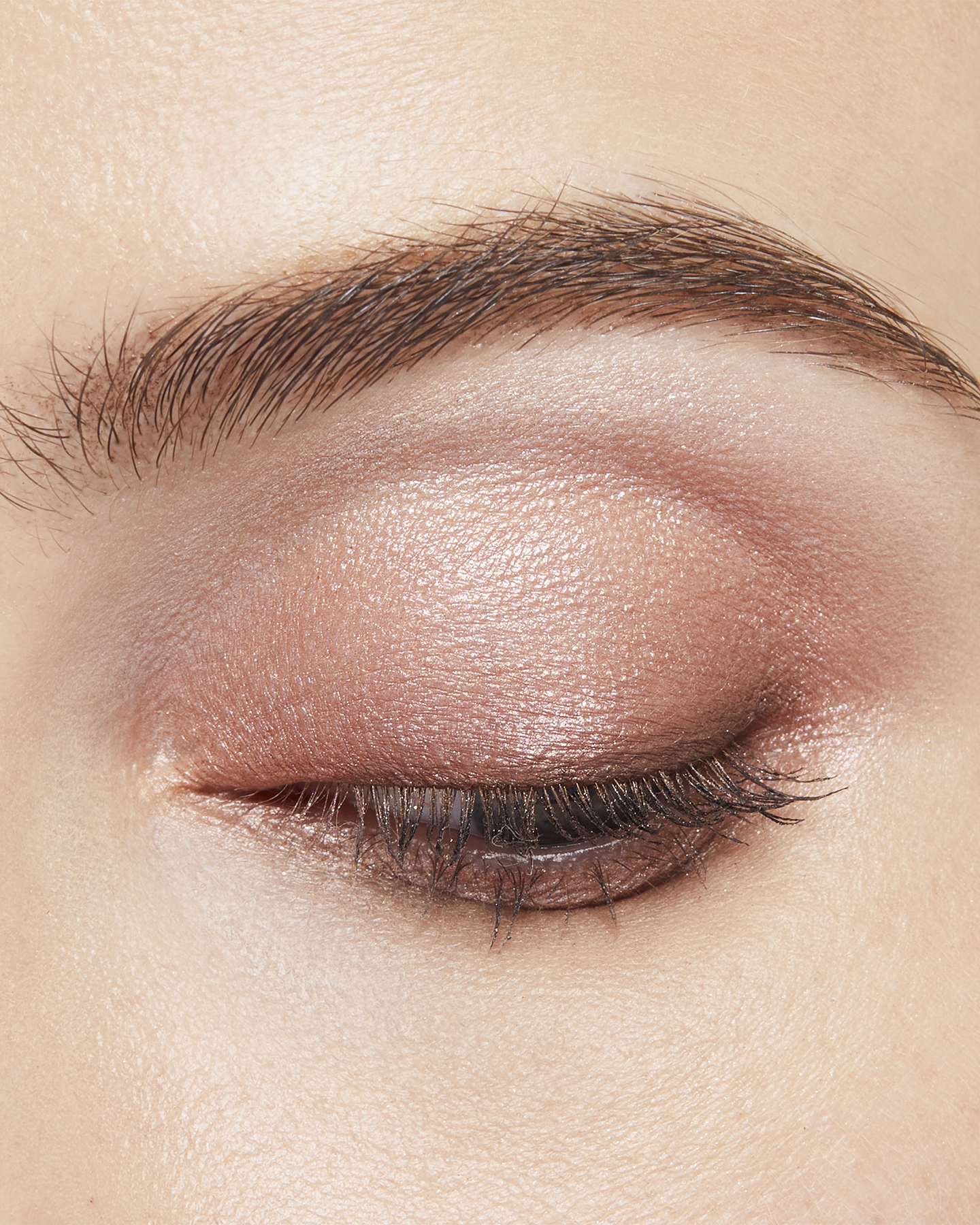 Photo of a light skin tone model wearing EYE COLOR QUAD in 8-Warm Ocean Sunsett on the eyes.