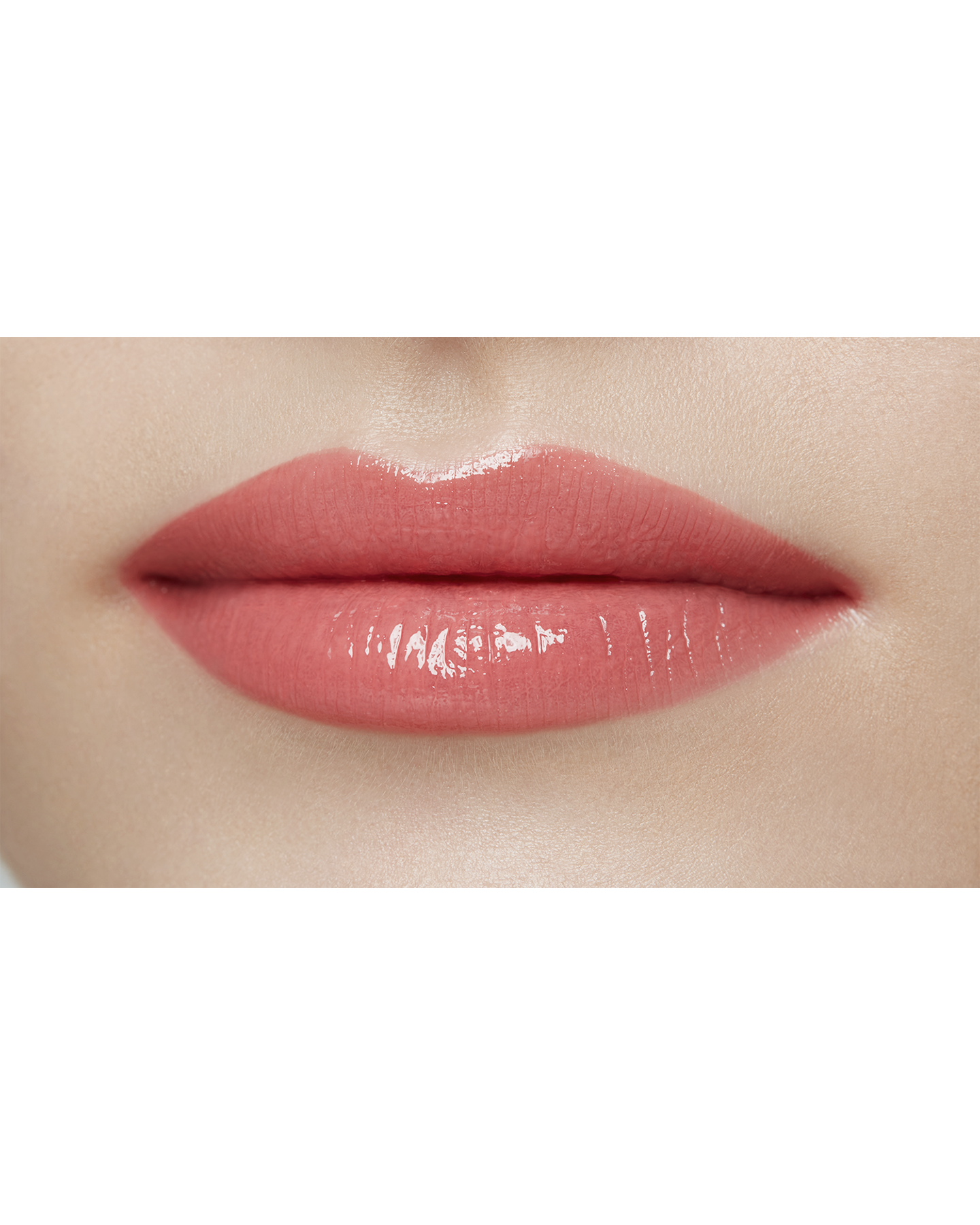 Photo of a light skin tone model  wearing  "LIPSTICK SHINE" in Knockout Nectar on the lips.